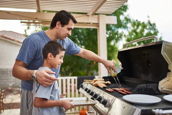 Vader Onderwijs Zoon Hoe Naar Grill Hotdogs Bonding — Stockfoto