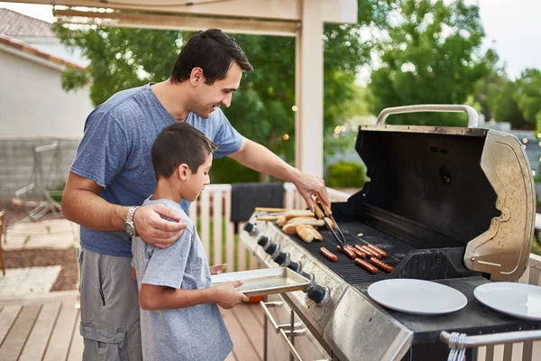 Vater Bringt Sohn Das Grillen Von Hot Dogs Und Bindung — Stockfoto