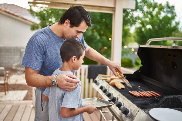 Vater Bringt Sohn Das Grillen Von Hot Dogs Und Bindung — Stockfoto