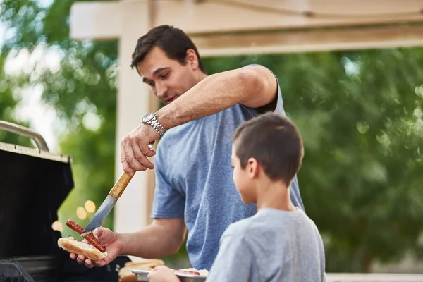 Vader Zoon Grillen Hotdogs Samen Achtertuin Gas Grill — Stockfoto