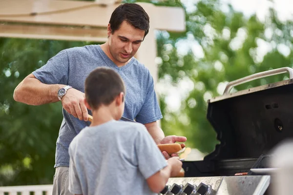 Vader Zoon Grillen Hotdogs Samen Achtertuin Gas Grill — Stockfoto