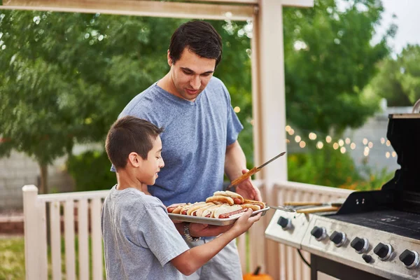 Vader Zoon Grillen Hotdogs Samen Achtertuin Gas Grill — Stockfoto