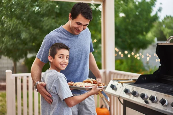 Trotse Vader Zoon Tonen Dienblad Van Gegrilde Hotdogs — Stockfoto