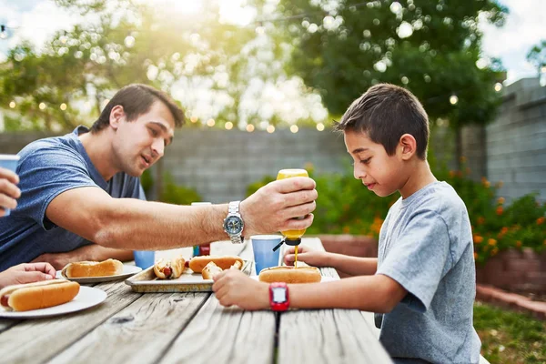 Vader Zetten Mosterd Zonen Hot Dog Bij Familie Picknick — Stockfoto