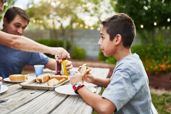 Glückliche Hispanische Familie Isst Gegrillte Hot Dogs Auf Picknicktisch Hinterhof — Stockfoto