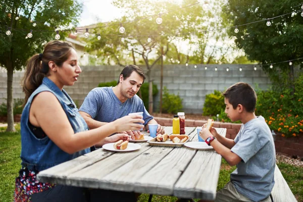 Gelukkig Hispanic Familie Eten Gegrilde Hotdogs Picknicktafel Achtertuin — Stockfoto