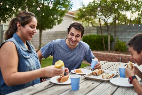 Glückliche Hispanische Familie Isst Gegrillte Hot Dogs Auf Picknicktisch Hinterhof — Stockfoto