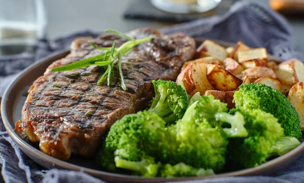 Filete Parrilla Nueva York Con Romero Verduras —  Fotos de Stock