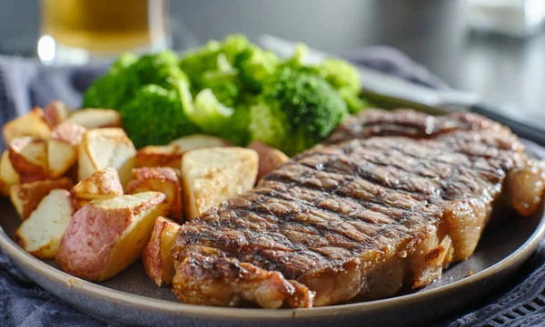 Filete Nueva York Parrilla Con Brócoli Patatas Asadas —  Fotos de Stock