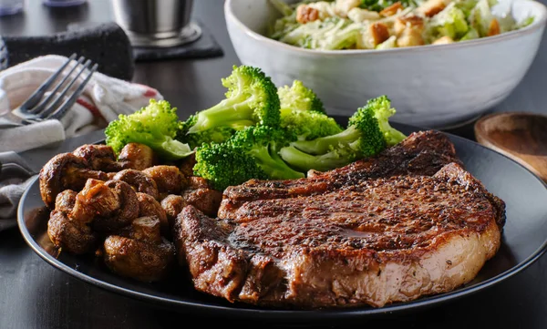 Bränd Ribeye Stek Med Broccoli Och Sauteed Svamp — Stockfoto