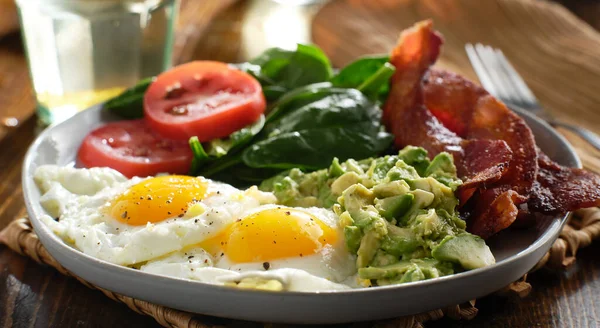 卵ベーコンとマッシュアヴォークのケト朝食プレート — ストック写真