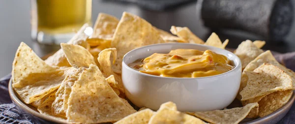 Mexicaanse Hete Queso Kaas Dip Met Maïs Tortilla Chips Plaat — Stockfoto