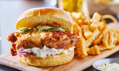 Baharatlı Nashville usulü, lahana salatası ve turşulu tavuk sandviçi.