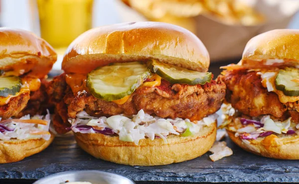 Fűszeres Nashville Forró Csirkés Szendvics Káposztasalátával Savanyúsággal — Stock Fotó