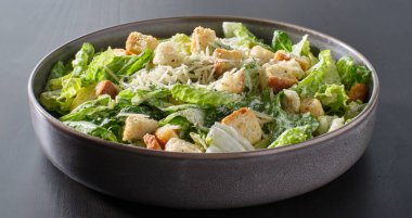 Kavanozlu taze sezar salatası ve kasede parmesan peyniri