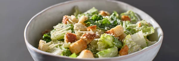 Verse Caesar Salade Met Croutons Parmezaanse Kaas Kom — Stockfoto