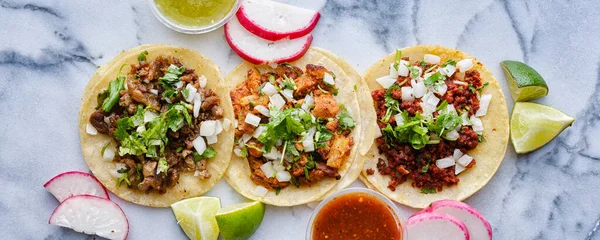 Linha Tacos Rua Mexicanos Variados Com Guarnições Composição Bandeira Larga — Fotografia de Stock