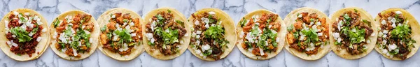 Rząd Meksykańskich Tacos Ulicznych Carne Asada Pastor Kukurydzy Tortilla Szeroki — Zdjęcie stockowe