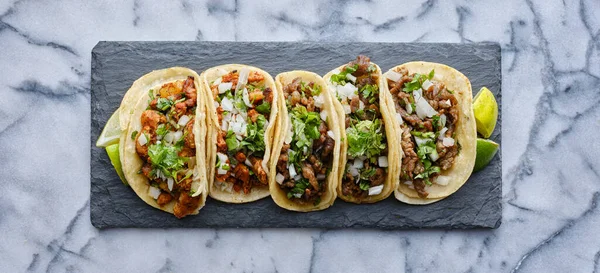 Row Mexican Street Tacos Slate Carne Asada Pastor Corn Tortilla — Stock Photo, Image