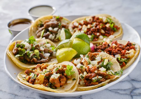 Plato Tacos Callejeros Mexicanos Con Carne Asada Chorizo Pastor Tortillas — Foto de Stock