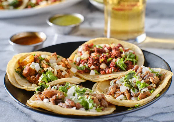 Bandeja Tacos Rua Mexicanos Com Carne Asada Chouriço Pastor Tortilhas — Fotografia de Stock