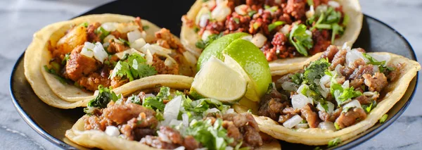 Bandeja Tacos Rua Mexicanos Com Carne Asada Chouriço Pastor Tortilhas — Fotografia de Stock