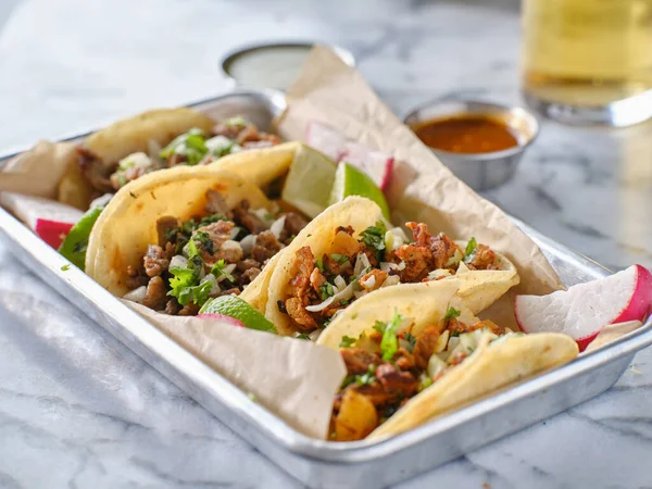 Tallrik Mexikanska Gatan Tacos Med Carne Asada Chorizo Och Pastor — Stockfoto