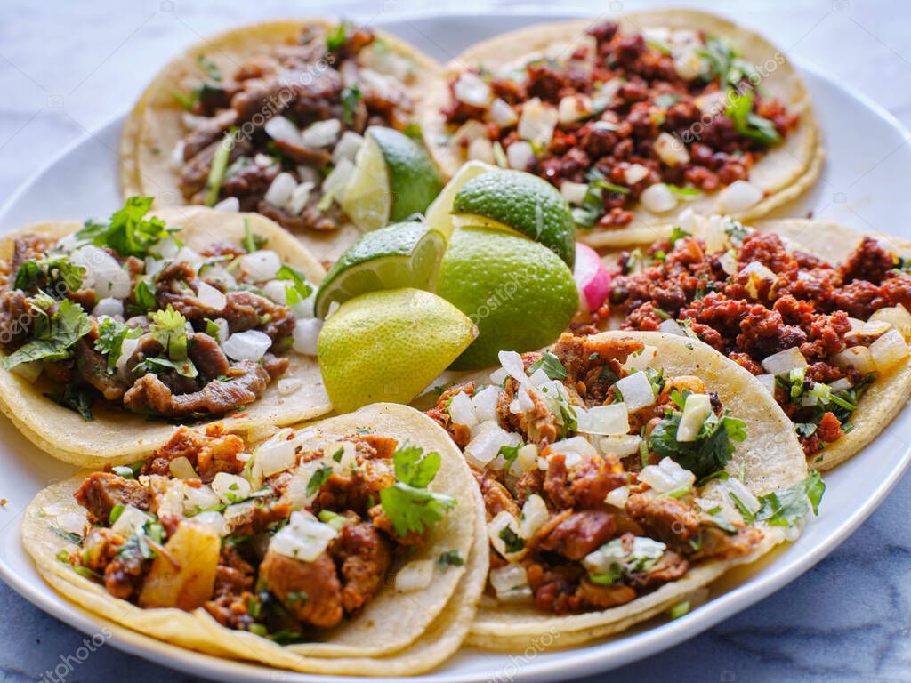 plato de tacos callejeros mexicanos con carne asada, chorizo, y al