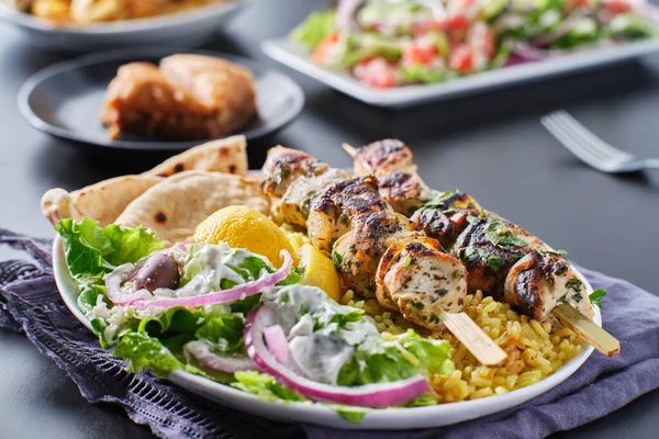 希腊鸡肉苏夫拉基盘 配上比塔面包 沙拉和米饭 — 图库照片