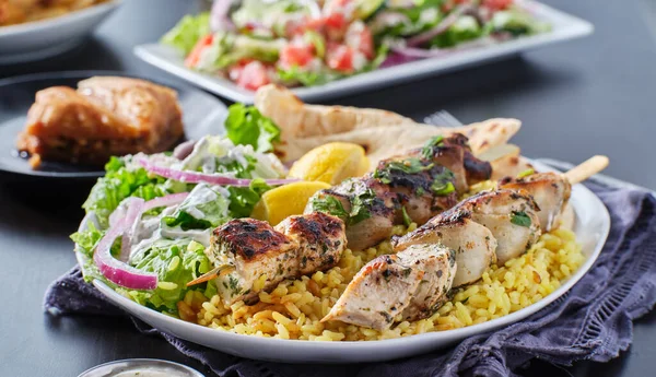 Görög Csirke Souvlaki Tál Pitakenyérrel Salátával Rizzsel — Stock Fotó