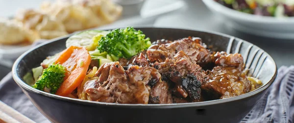 牛肉燕麦碗 配面和蔬菜 — 图库照片