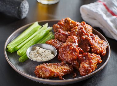 Balla kaplanmış kemiksiz tavuk kanatları. Çiftlik ve kereviz soslu sarımsaklı.