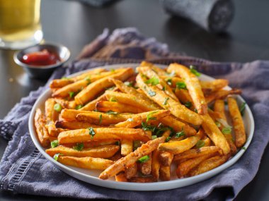 Maydanozlu patates kızartması ve garnitür.