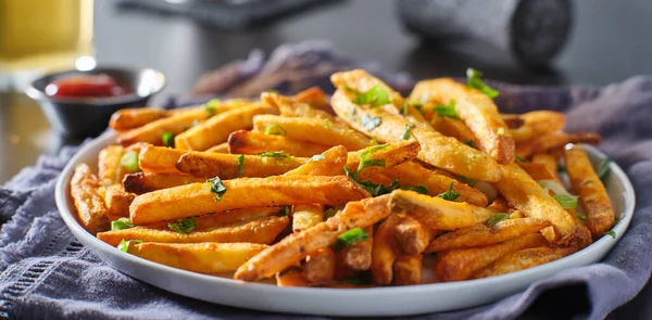 Bord Knapperig Gekruide Frietjes Met Peterselie Garnering — Stockfoto