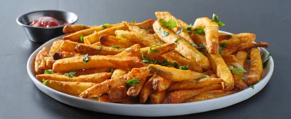 Bord Knapperig Gekruide Frietjes Met Peterselie Garnering — Stockfoto