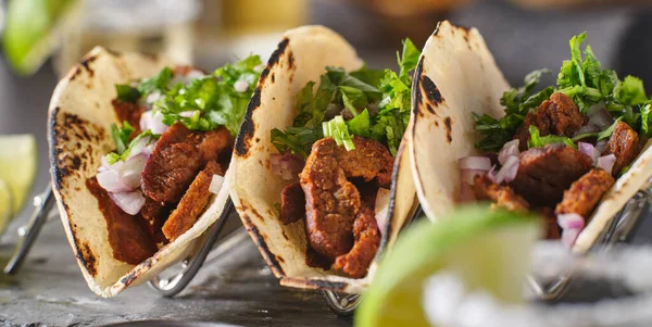 Suporte Taco Metal Com Três Mexicano Carne Asada Street Tacos — Fotografia de Stock