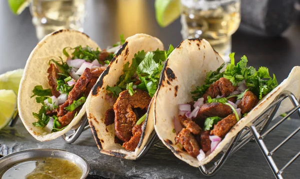 Metall Taco Halter Mit Drei Mexikanischen Carne Asada Street Tacos — Stockfoto