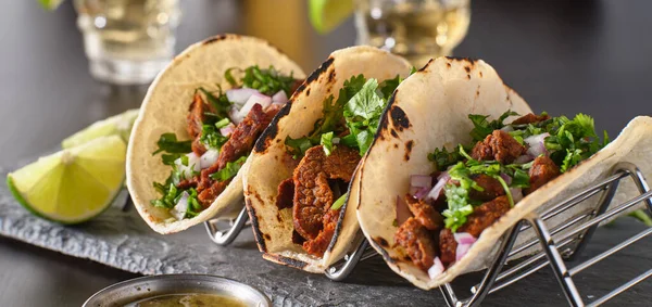 Metall Taco Halter Mit Drei Mexikanischen Carne Asada Street Tacos — Stockfoto