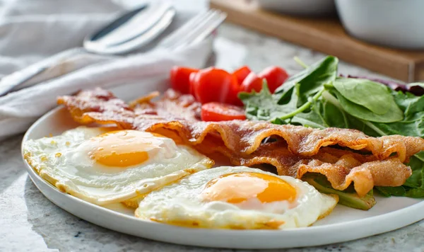 Keto Desayuno Bajo Carbohidratos Con Huevos Tocino — Foto de Stock