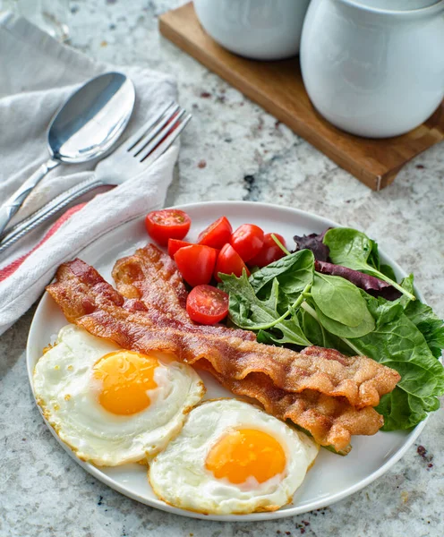 Keto Desayuno Bajo Carbohidratos Con Huevos Tocino — Foto de Stock