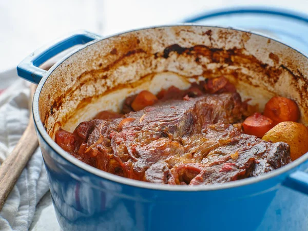 Carne Assada Forno Holandês Com Alecrim — Fotografia de Stock