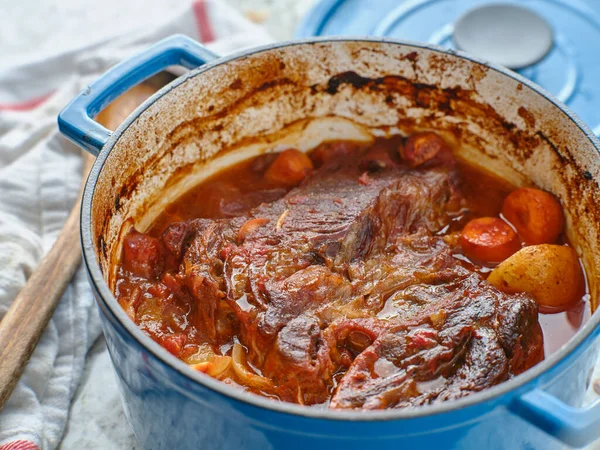 Carne Assada Forno Holandês Com Alecrim — Fotografia de Stock