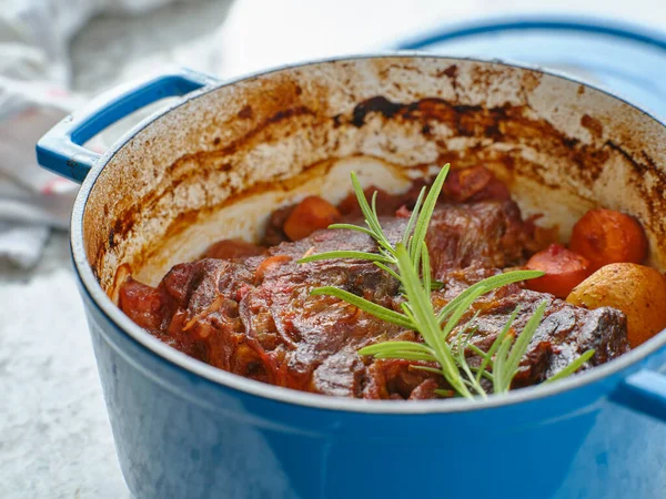 Rinderbraten Holländischen Ofen Mit Rosmarin Gebacken — Stockfoto