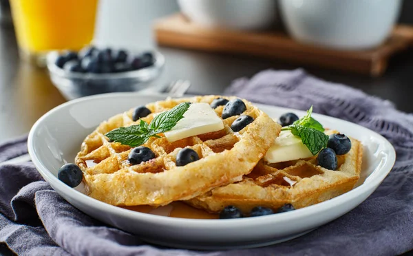 Blaubeerwaffeln Mit Minzgarnitur — Stockfoto