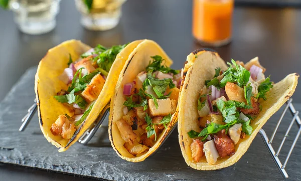 Leckere Gegrillte Ananas Und Hähnchen Street Tacos Metallschale — Stockfoto