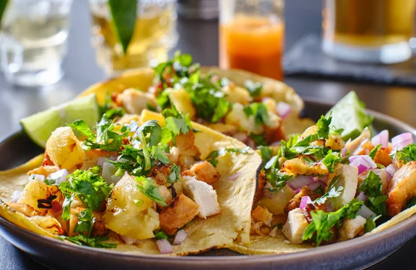 Colorato Grigliata Ananas Pollo Tacos Strada Sul Piatto Con Calce — Foto Stock