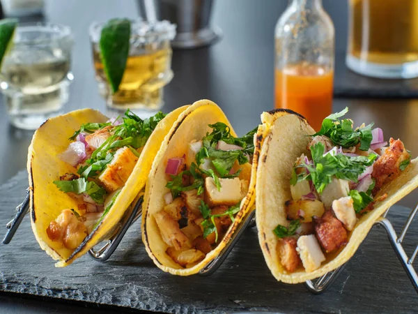 Gustosi Tacos Alla Griglia Ananas Pollo Vassoio Metallo — Foto Stock