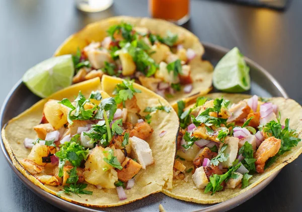 Barevné Grilované Ananas Kuřecí Pouliční Tacos Talíři Limetkou — Stock fotografie