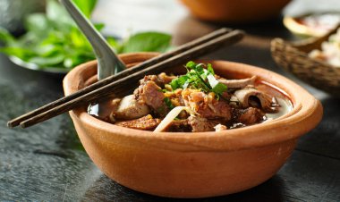 Tay kase etli şehriye çorbası ve ördek ciğeri.