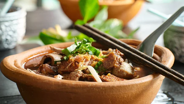 Thaise Kom Van Rundvlees Noodle Soep Klei Pot Met Eendenlever — Stockfoto